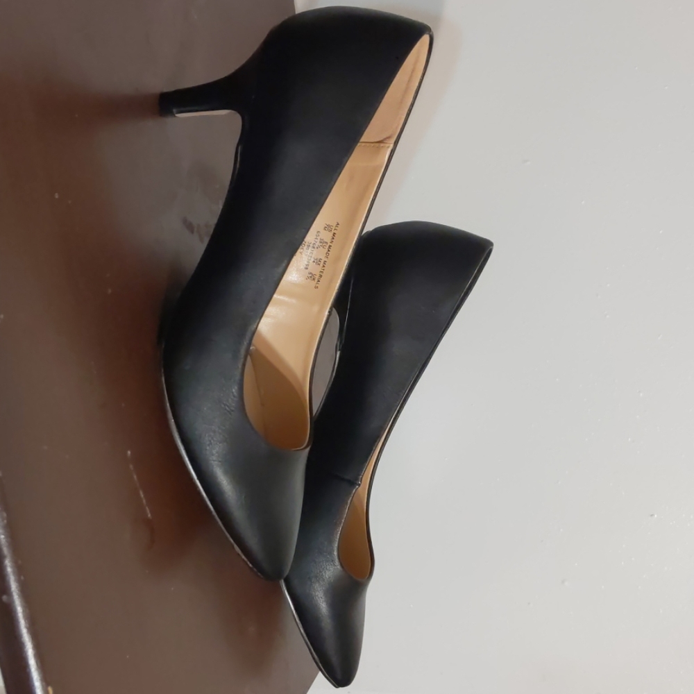 Jaclyn Smith black pumps